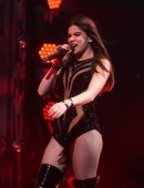 Hailee-Steinfeld-Q102’s-Jingle-Ball-2015-10