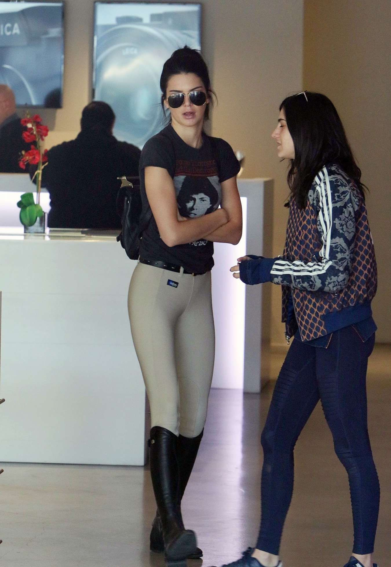 Kendall-Jenner-Shopping-at-Leica-Store-and-Gallery-1
