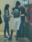 Kendall-Jenner-Shopping-at-Leica-Store-and-Gallery-3
