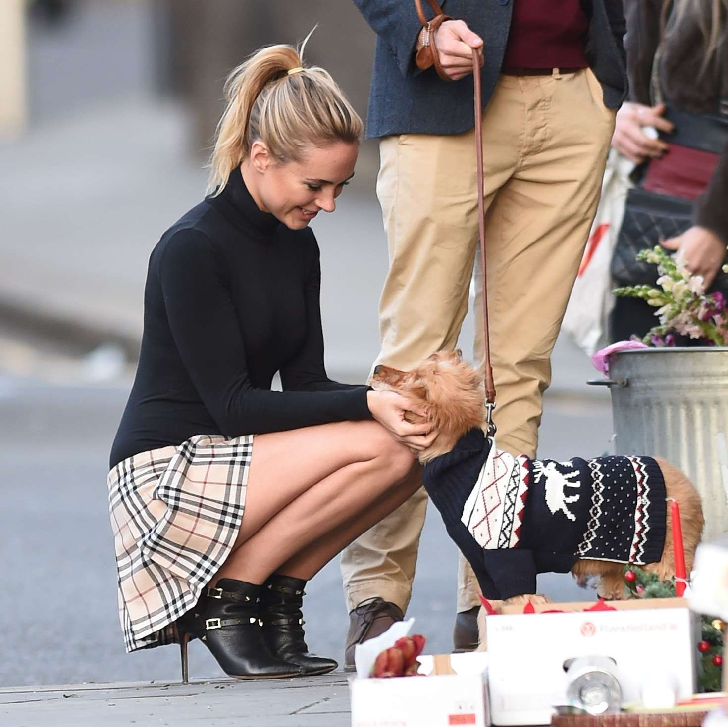 Kimberley-Garner-Leggy-in-Skirt-9