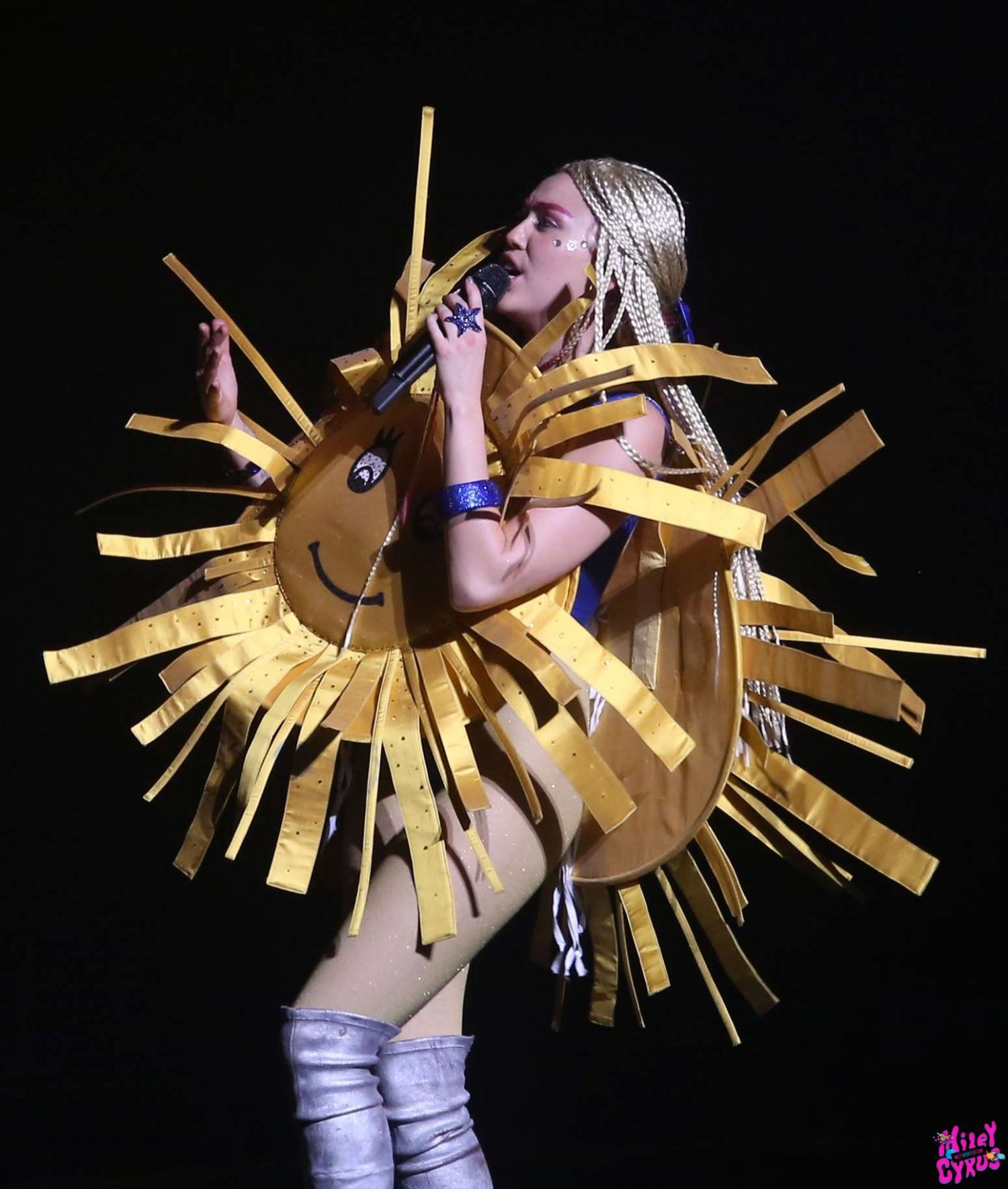 Miley-Cyrus-Tour-Concert-in-Vancouver-10