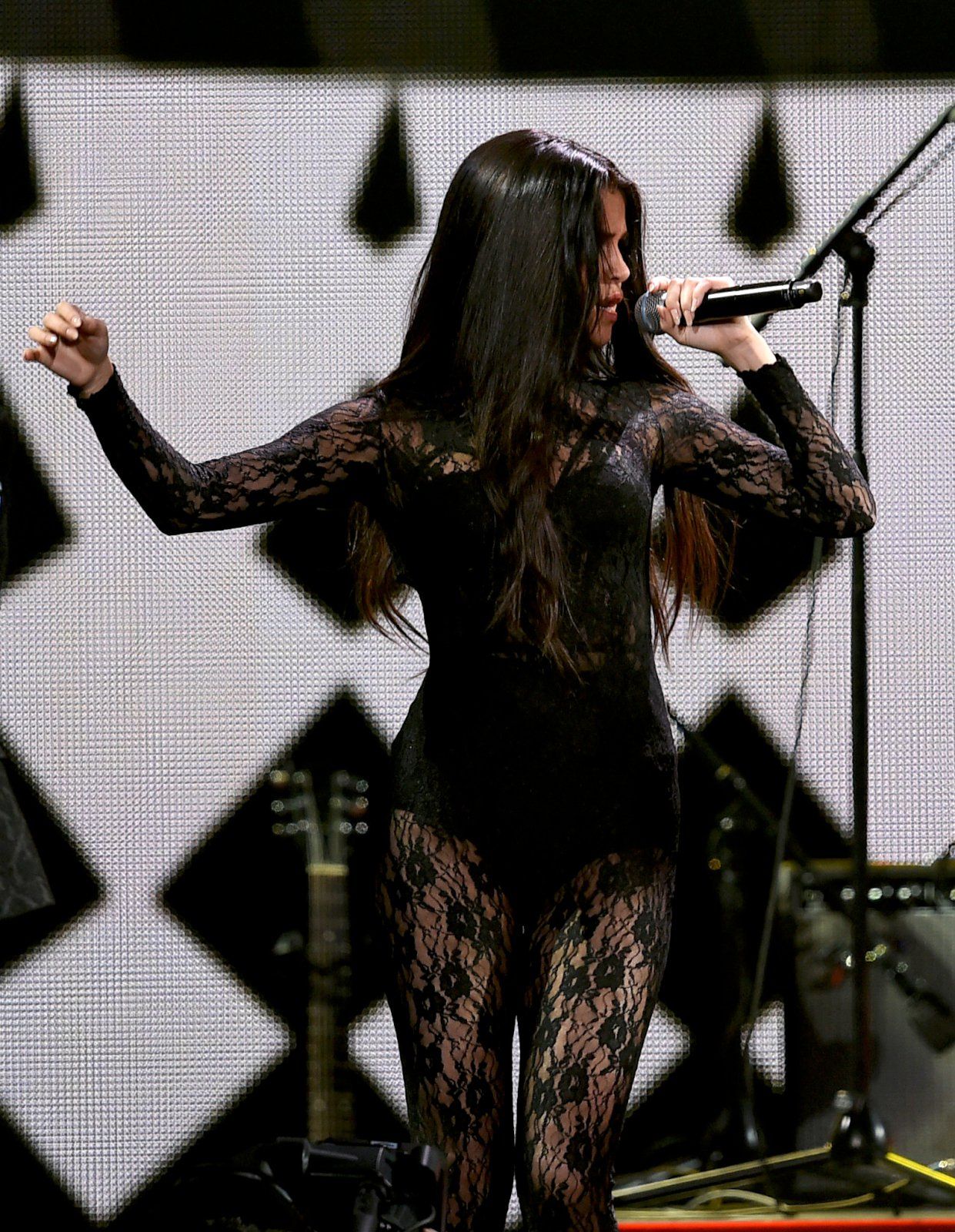 Selena-Gomez-at-102-7-KIIS-FM-Jingle-Ball-2015-in-LA-2