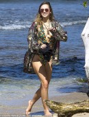 Suki-Waterhouse-and-Immy-Waterhouse-Bikini-Candids-in-Barbados-5