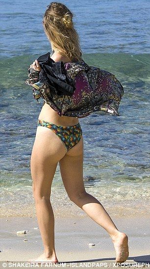 Suki-Waterhouse-and-Immy-Waterhouse-Bikini-Candids-in-Barbados-7