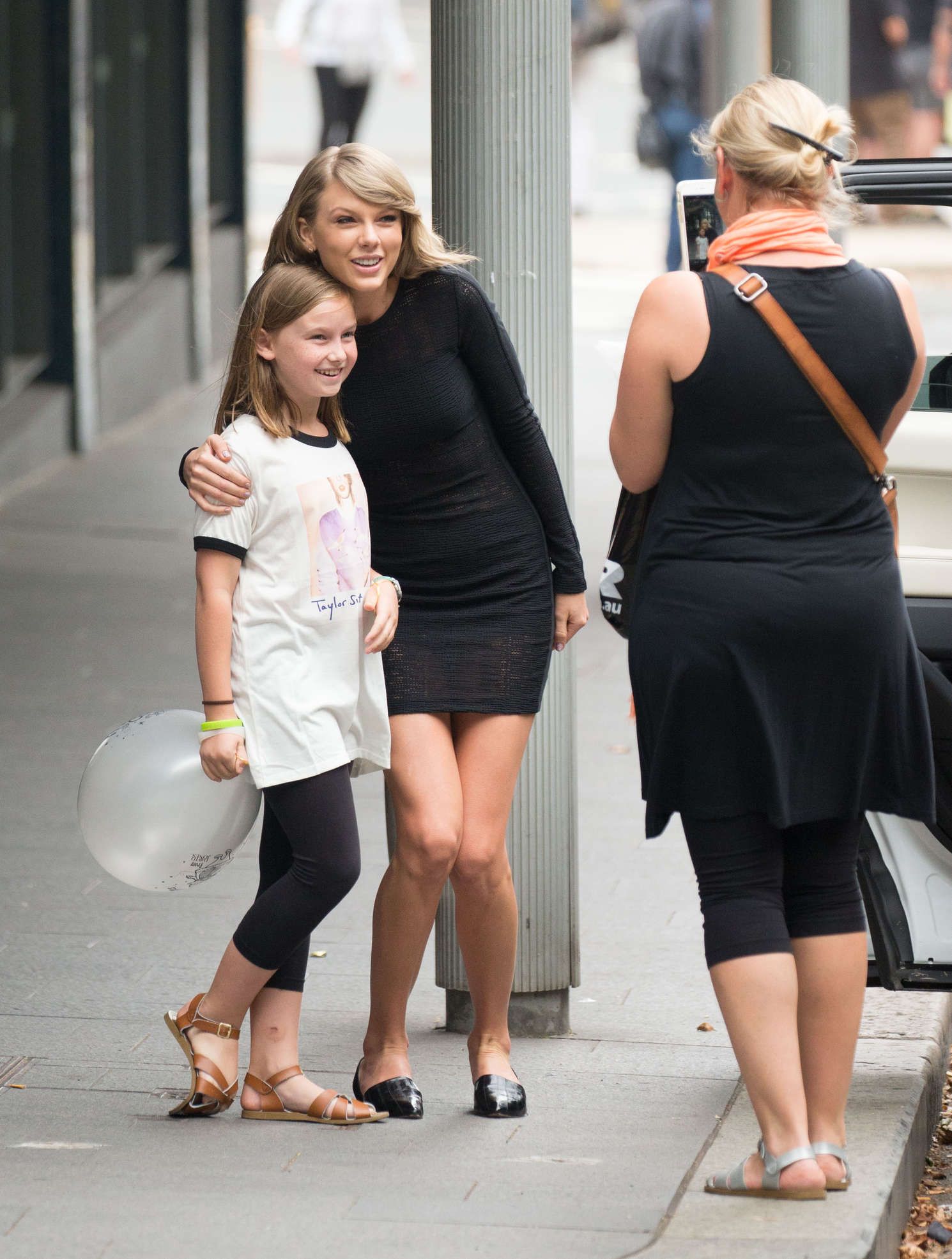 Taylor-Swift-in-Leggy-Outside-Hotel-1