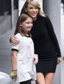 Taylor-Swift-in-Leggy-Outside-Hotel-3