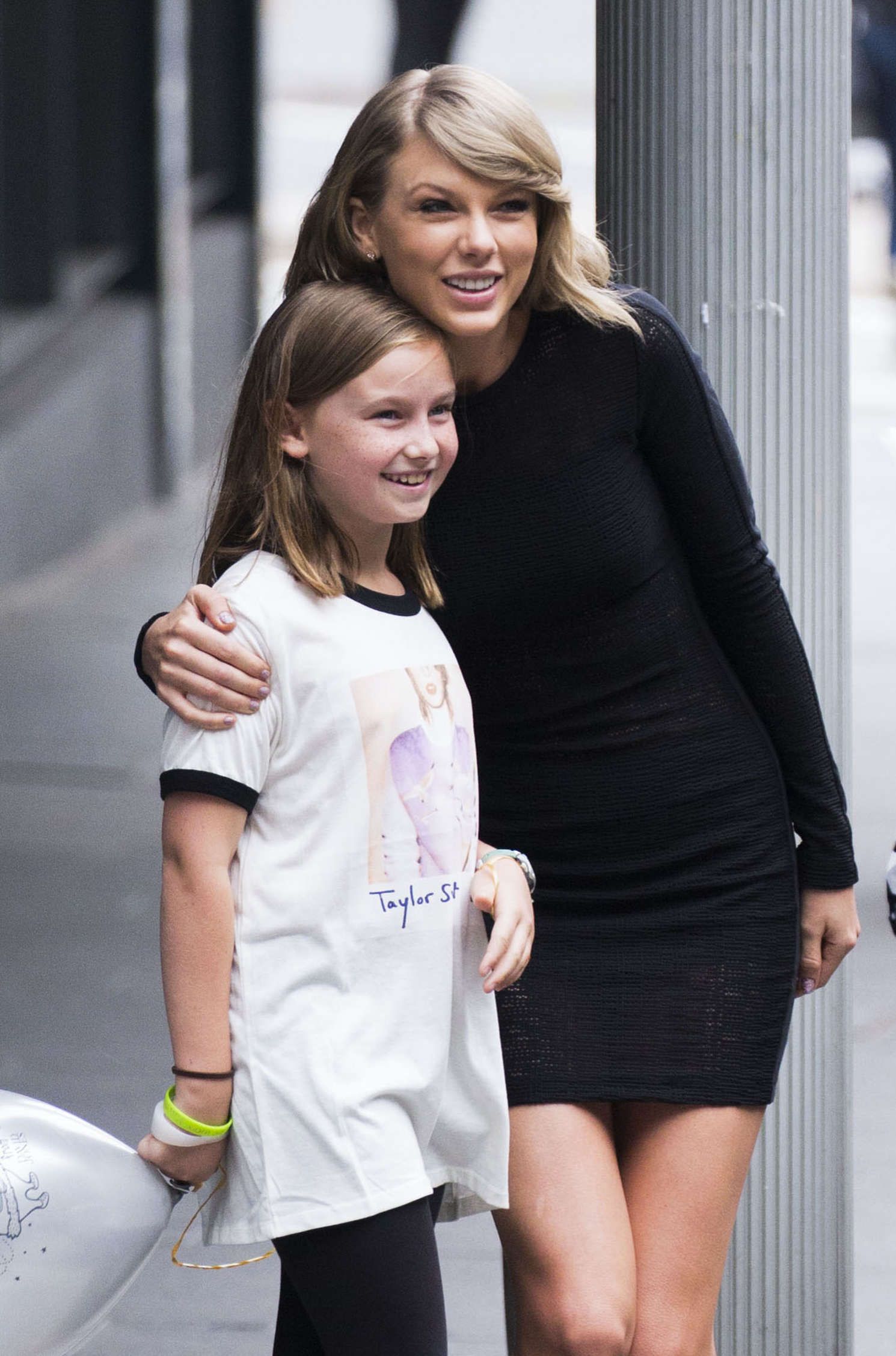 Taylor-Swift-in-Leggy-Outside-Hotel-3