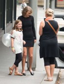 Taylor-Swift-in-Leggy-Outside-Hotel-4