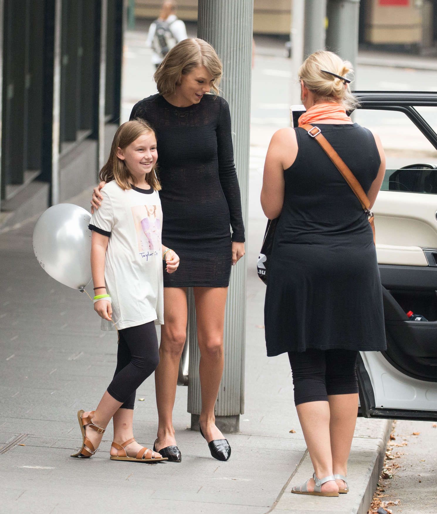 Taylor-Swift-in-Leggy-Outside-Hotel-4