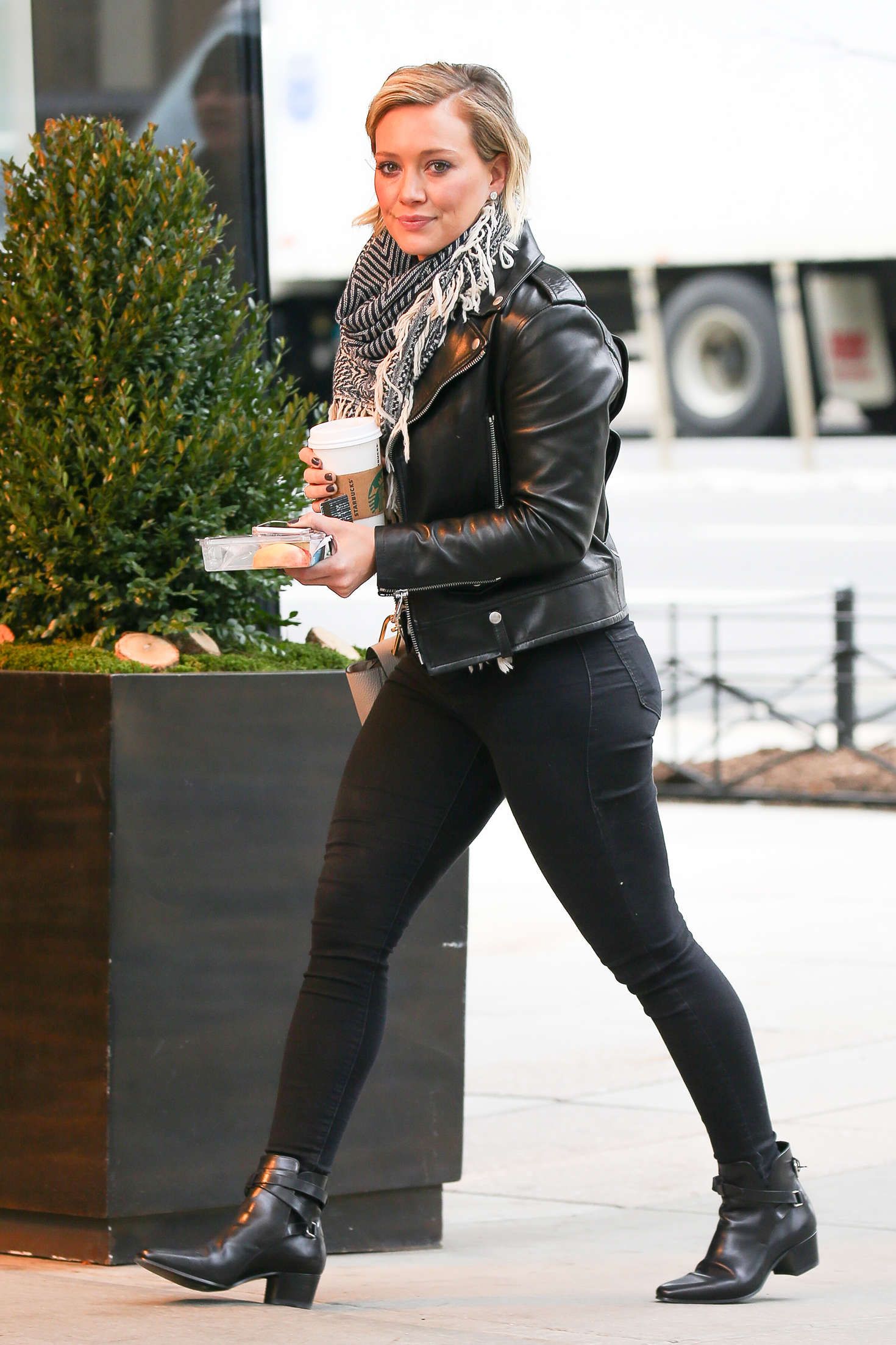 Hilary-Duff-in-Jeans-509