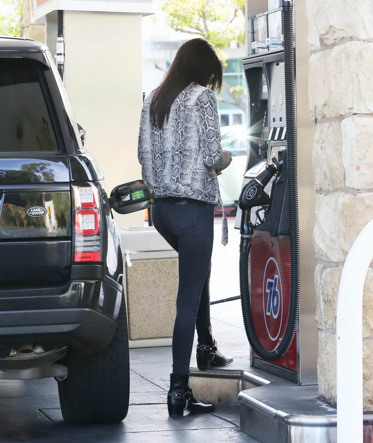 Kendall-Jenner-at-Gas-Station-in-LA-451