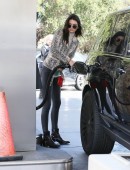 Kendall-Jenner-at-Gas-Station-in-LA-452