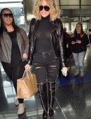 Khloe-Kardashian-Arrives-at-JFK-Airport-2