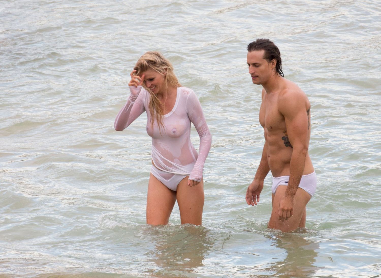 Lara-Stone-in-Wet-T-Shirt-10