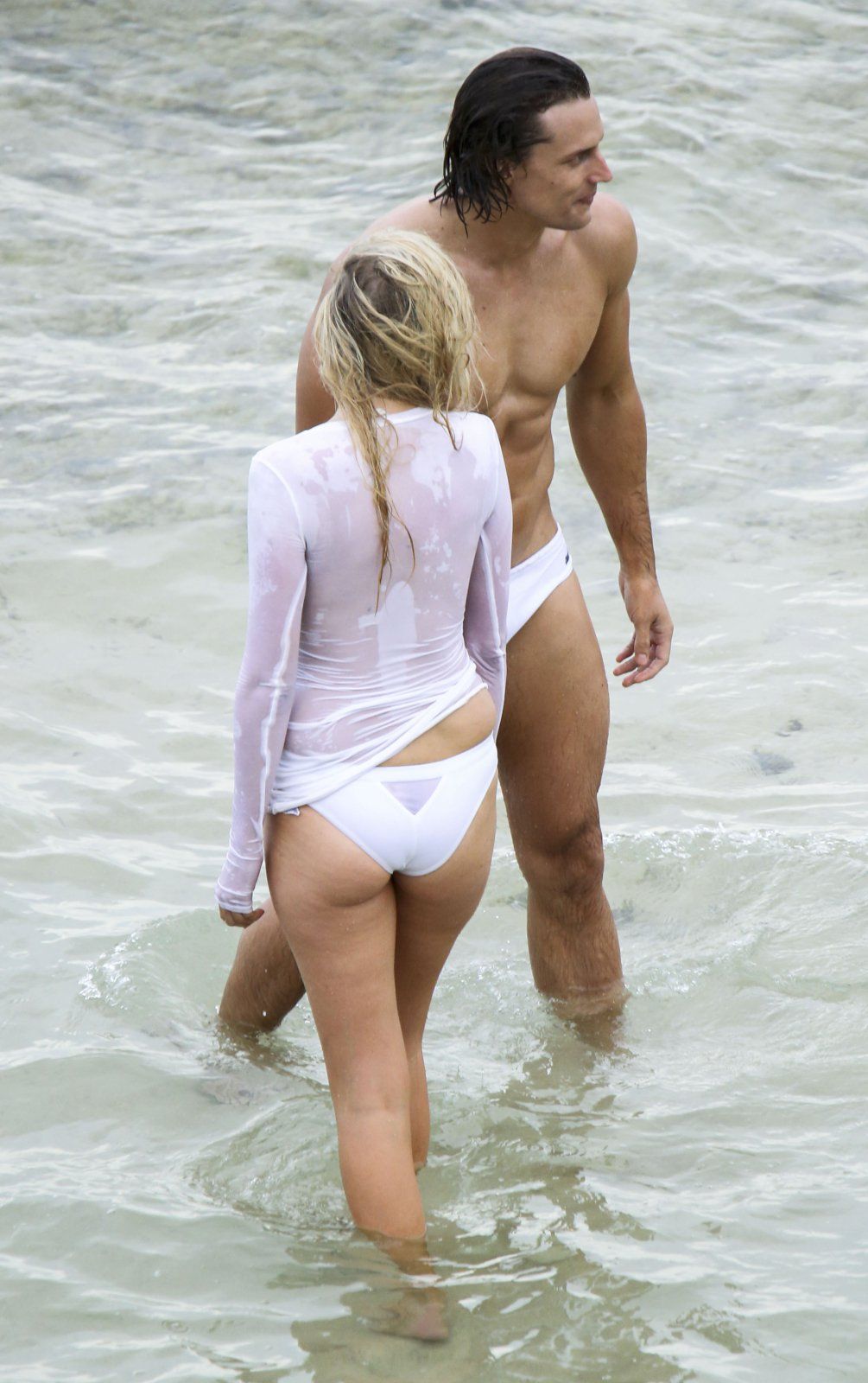 Lara-Stone-in-Wet-T-Shirt-15
