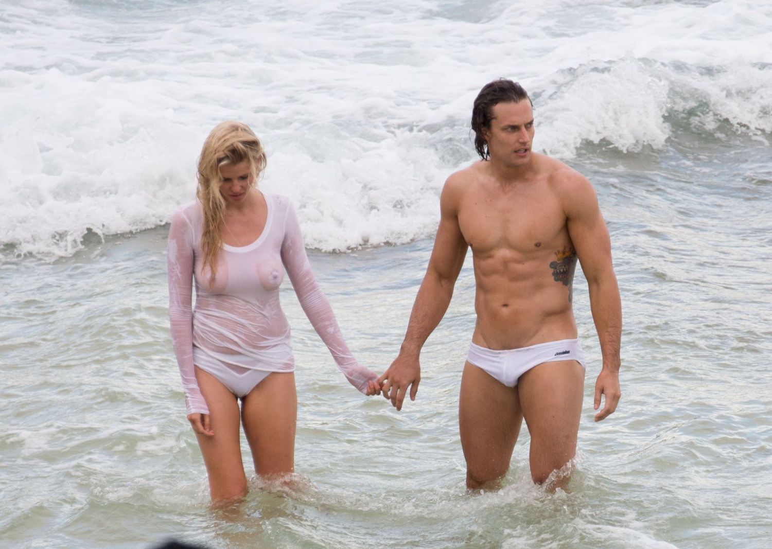 Lara-Stone-in-Wet-T-Shirt-4