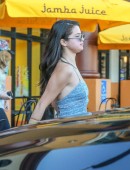 Selena-Gomez-Ou-Grabbing-Lunch-4