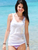 Selena-Gomez-in-Bikini-Bottoms-17