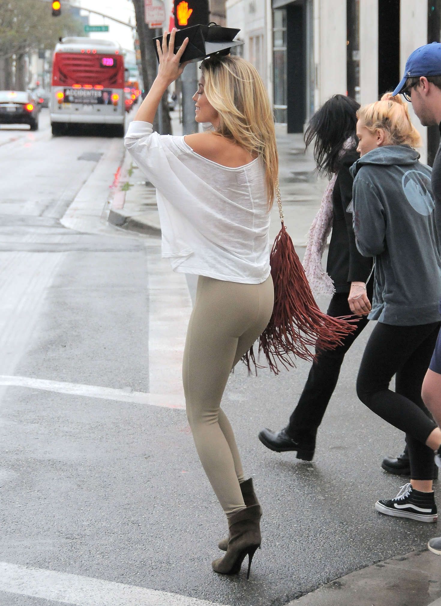 AnnaLynne-McCord-Booty-in-Tights-6