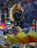 Beyonce-Knowles-at-Pepsi-Super-Bowl-50-2