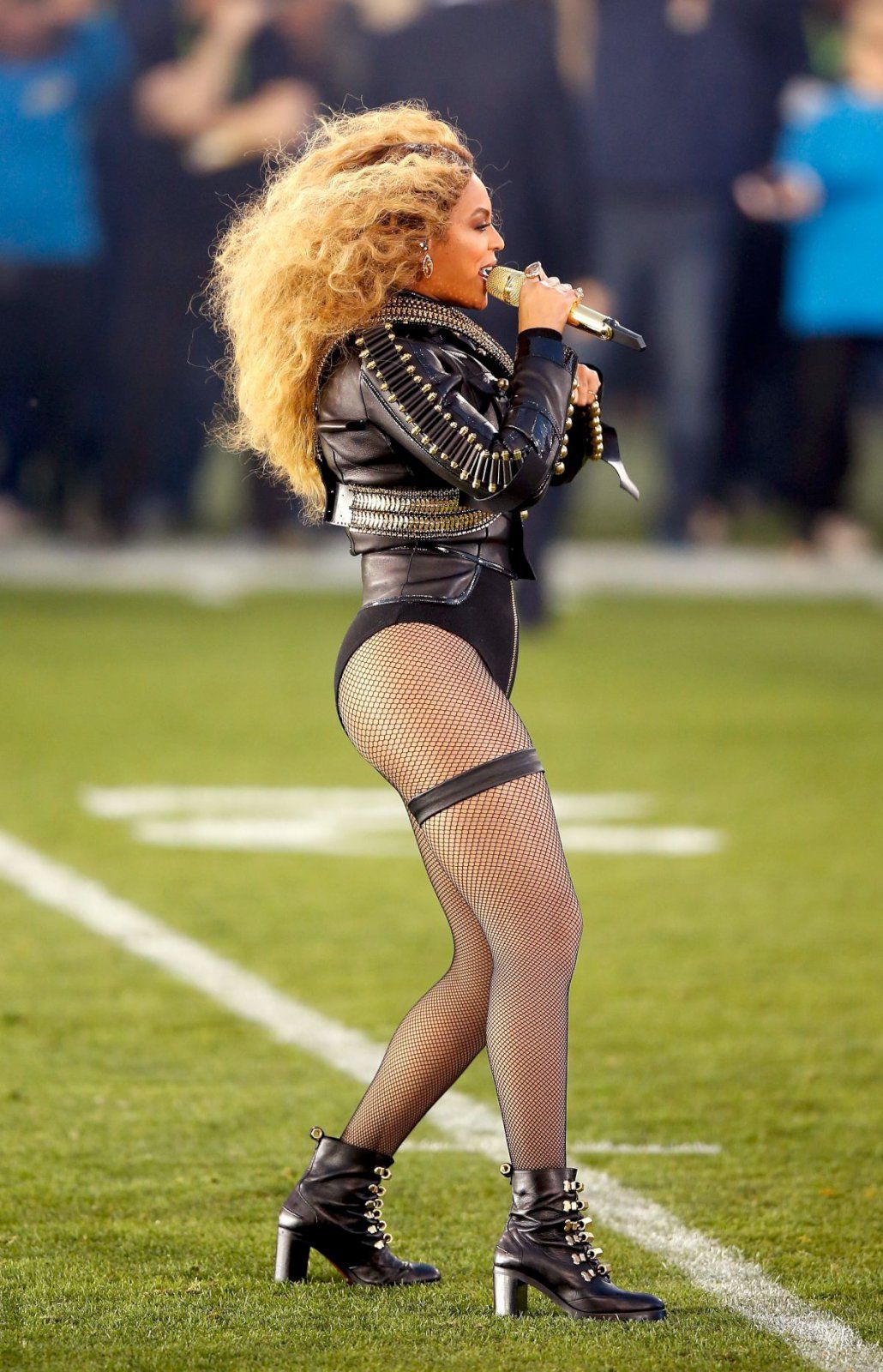 Beyonce-Knowles-at-Pepsi-Super-Bowl-50-8