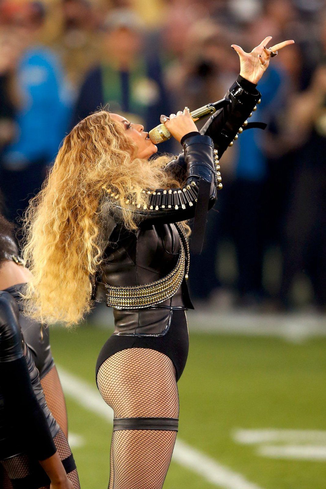 Beyonce-Knowles-at-Pepsi-Super-Bowl-50-9