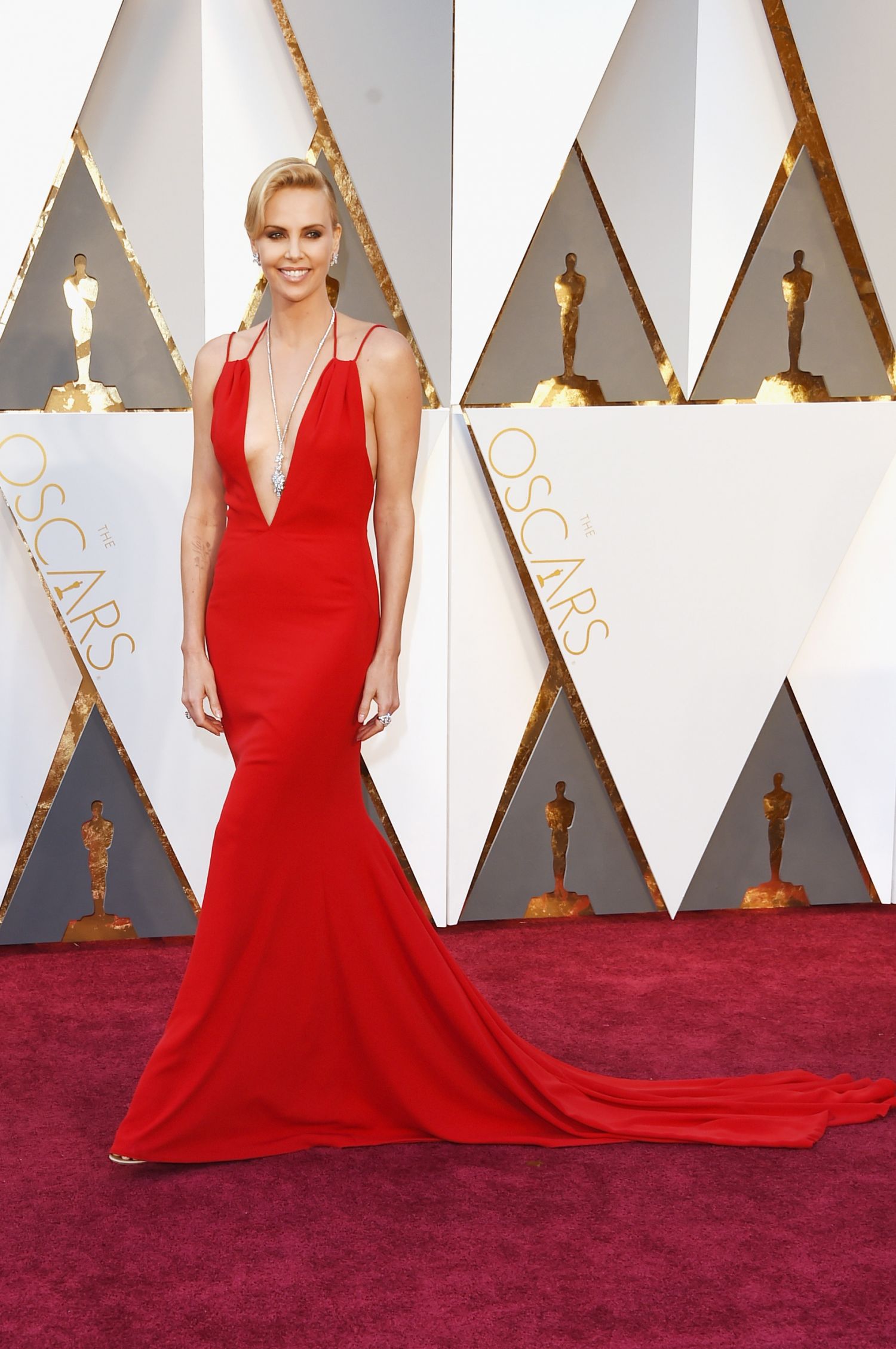 Charlize-Theron-88th-Annual-Academy-Awards-7
