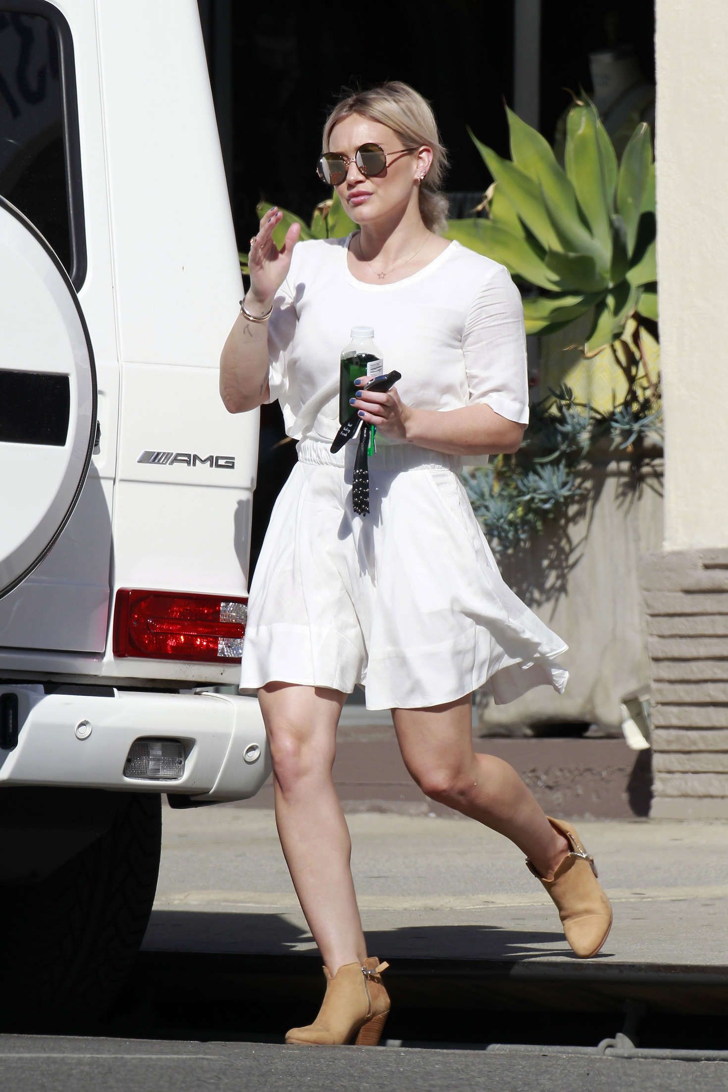 Hilary-Duff-Leggy-802