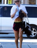 Kaley-Cuoco-Yoga-Class-Studio-City-3
