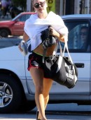 Kaley-Cuoco-Yoga-Class-Studio-City-4