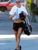 Kaley-Cuoco-Yoga-Class-Studio-City-7
