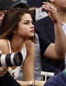 Selena-Gomez-LA-Lakers-vs-San-Antonio-Spurs-1