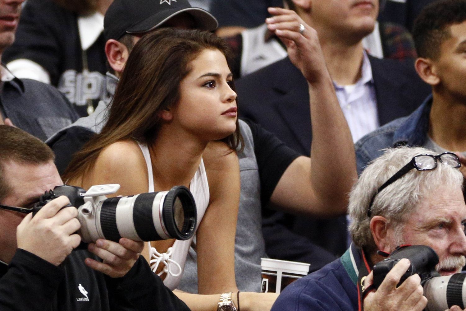 Selena-Gomez-LA-Lakers-vs-San-Antonio-Spurs-1