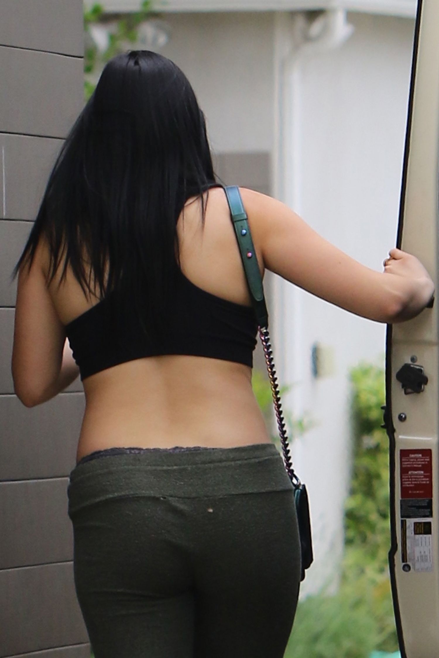 Ariel-Winter-at-Friend's-House-1