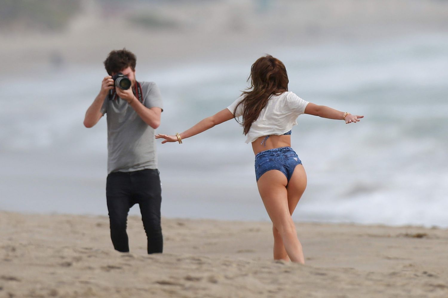 Bella-Thorne-Bikini-Photoshoot-Candids-in-Malibu-12