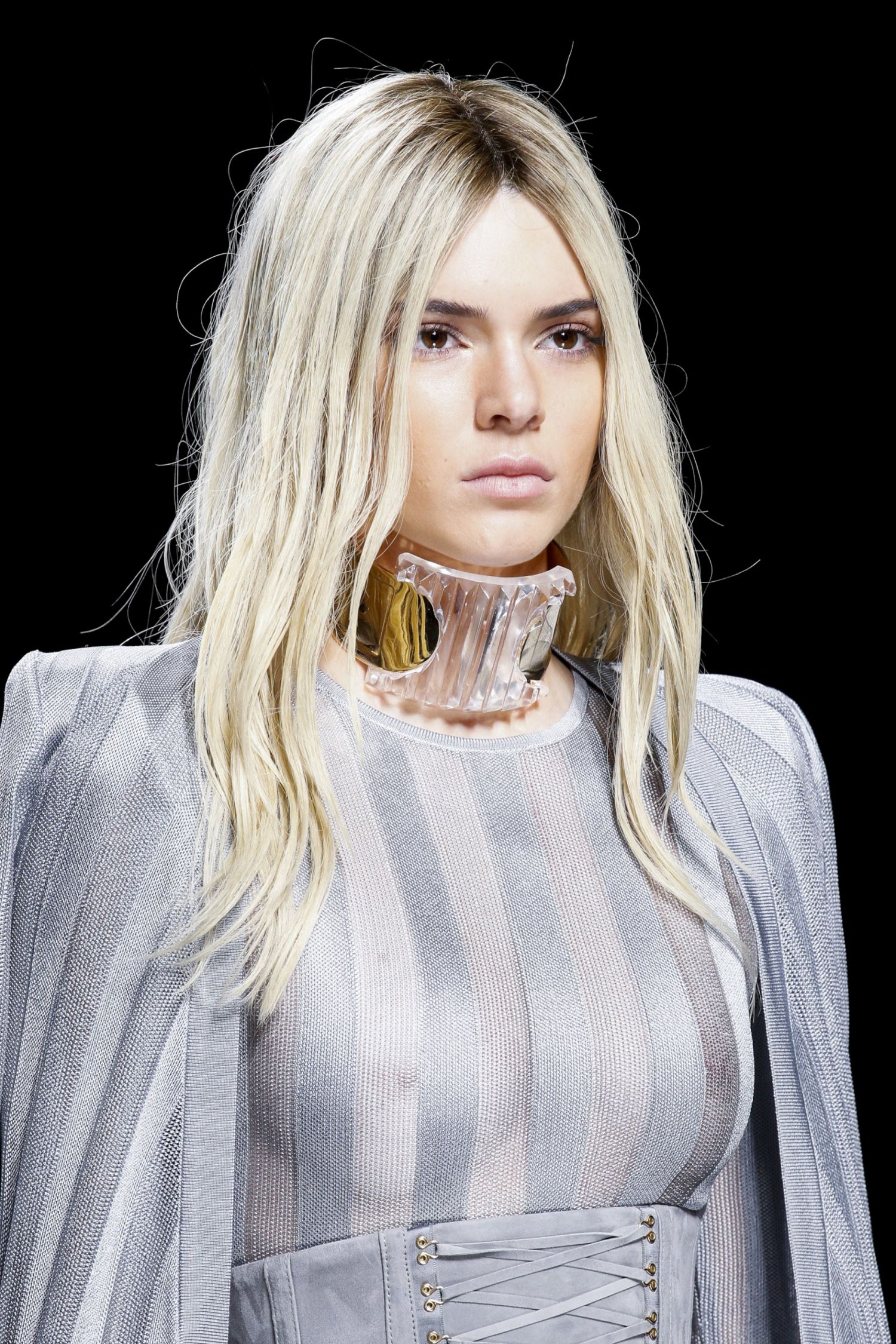 Kendall-Jenner-Balmani-Fashion-Show-Paris-4