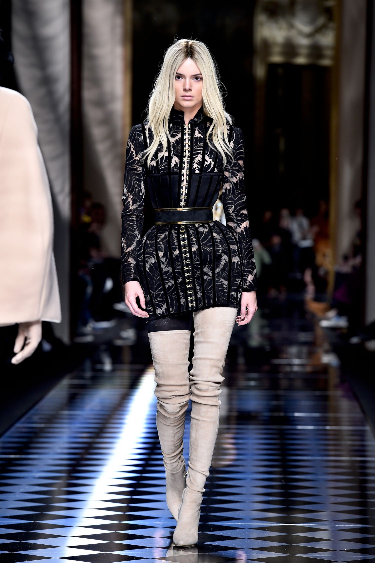 Kendall-Jenner-Balmani-Fashion-Show-Paris-6