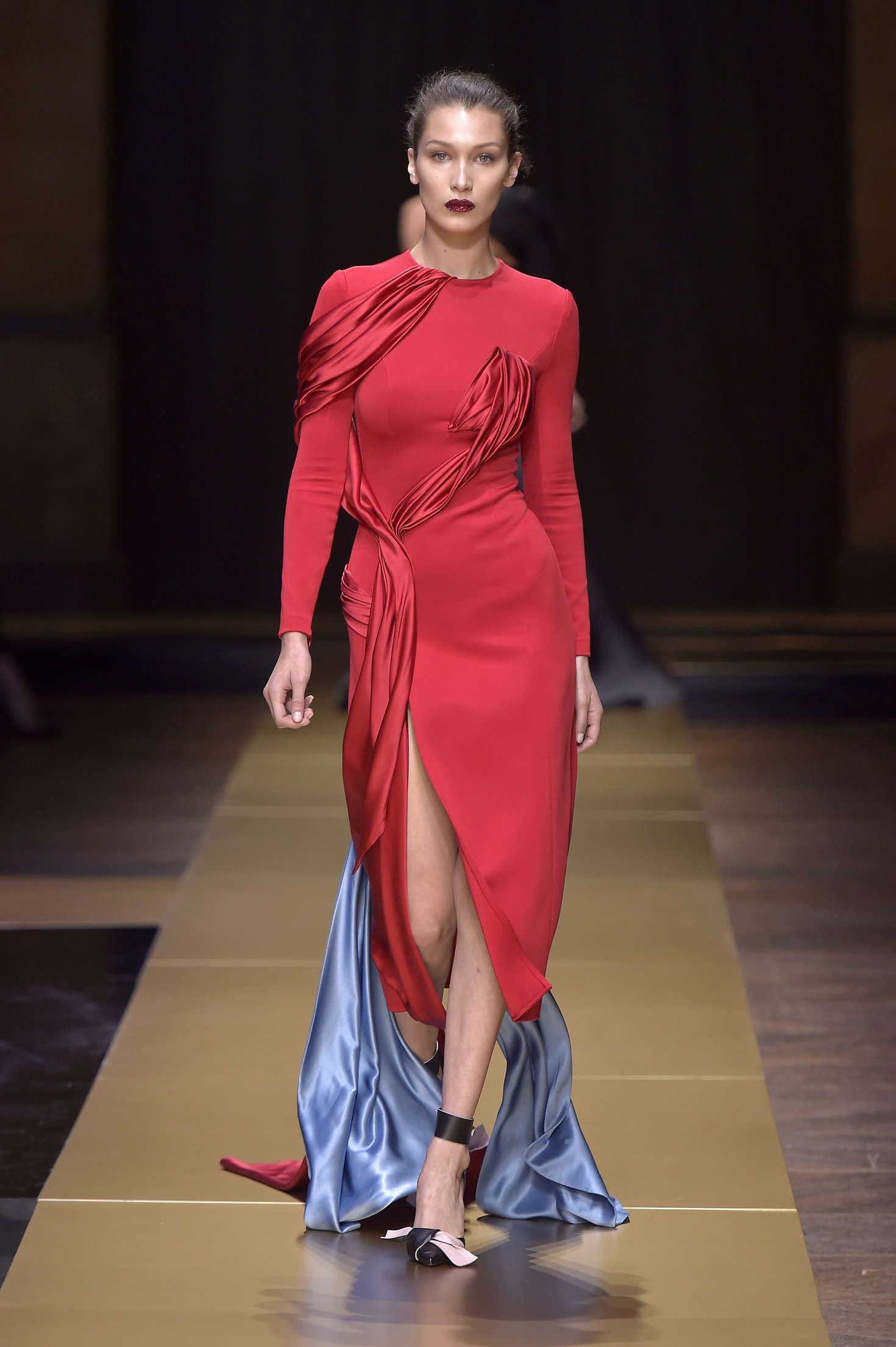 Bella-Hadid-Versace-Fashion-Show-2017-1