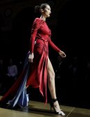 Bella-Hadid-Versace-Fashion-Show-2017-10