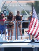 Carrie-Underwood-in-Bikini-153