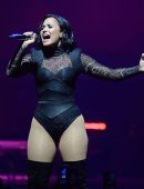 Demi-Lovato-Performing-in-Florida-13
