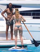 Doutzen-Kroes-in-Bikini-901