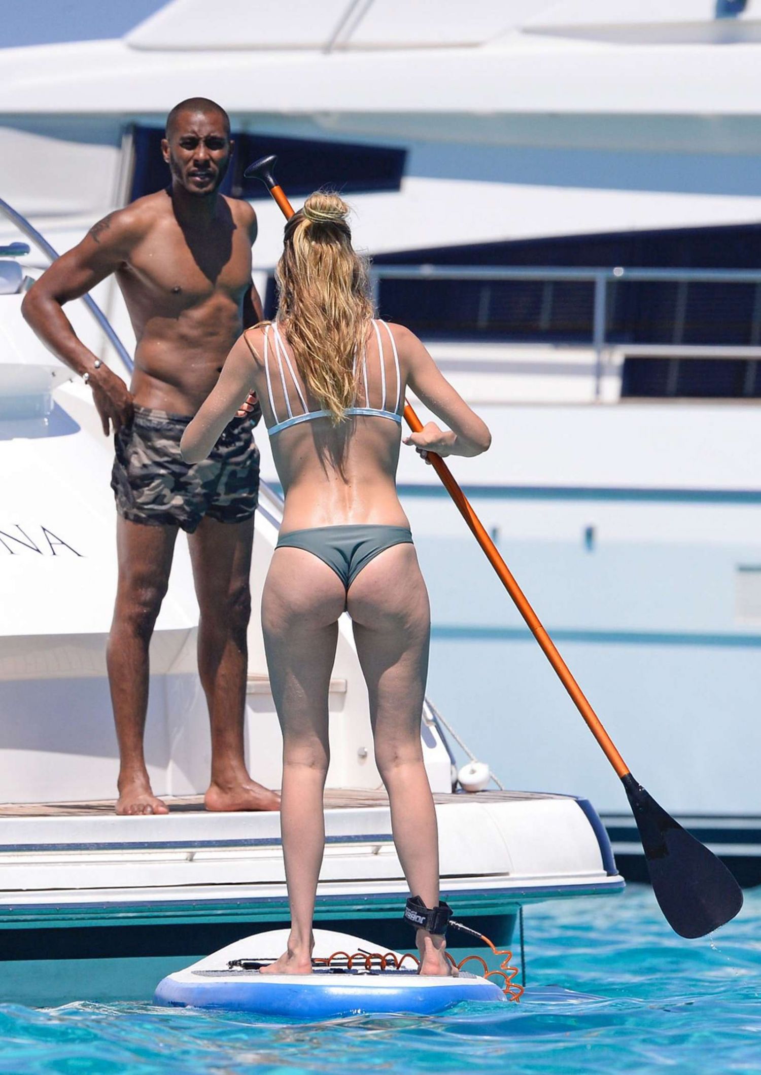 Doutzen-Kroes-in-Bikini-901