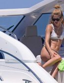 Doutzen-Kroes-in-Bikini-907