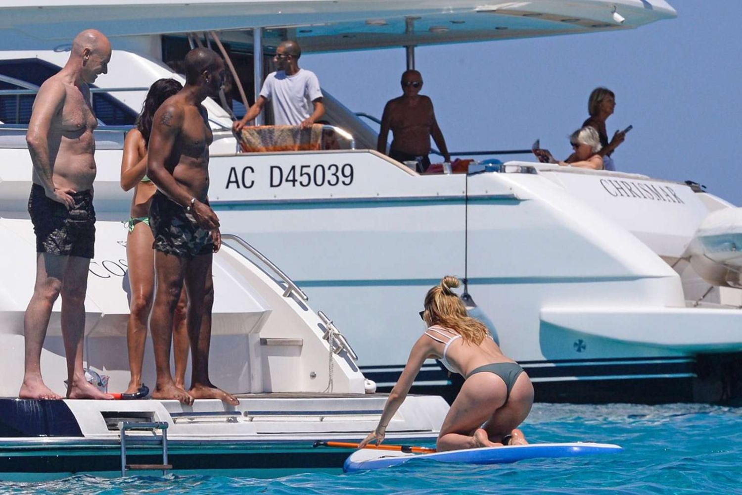Doutzen-Kroes-in-Bikini-909