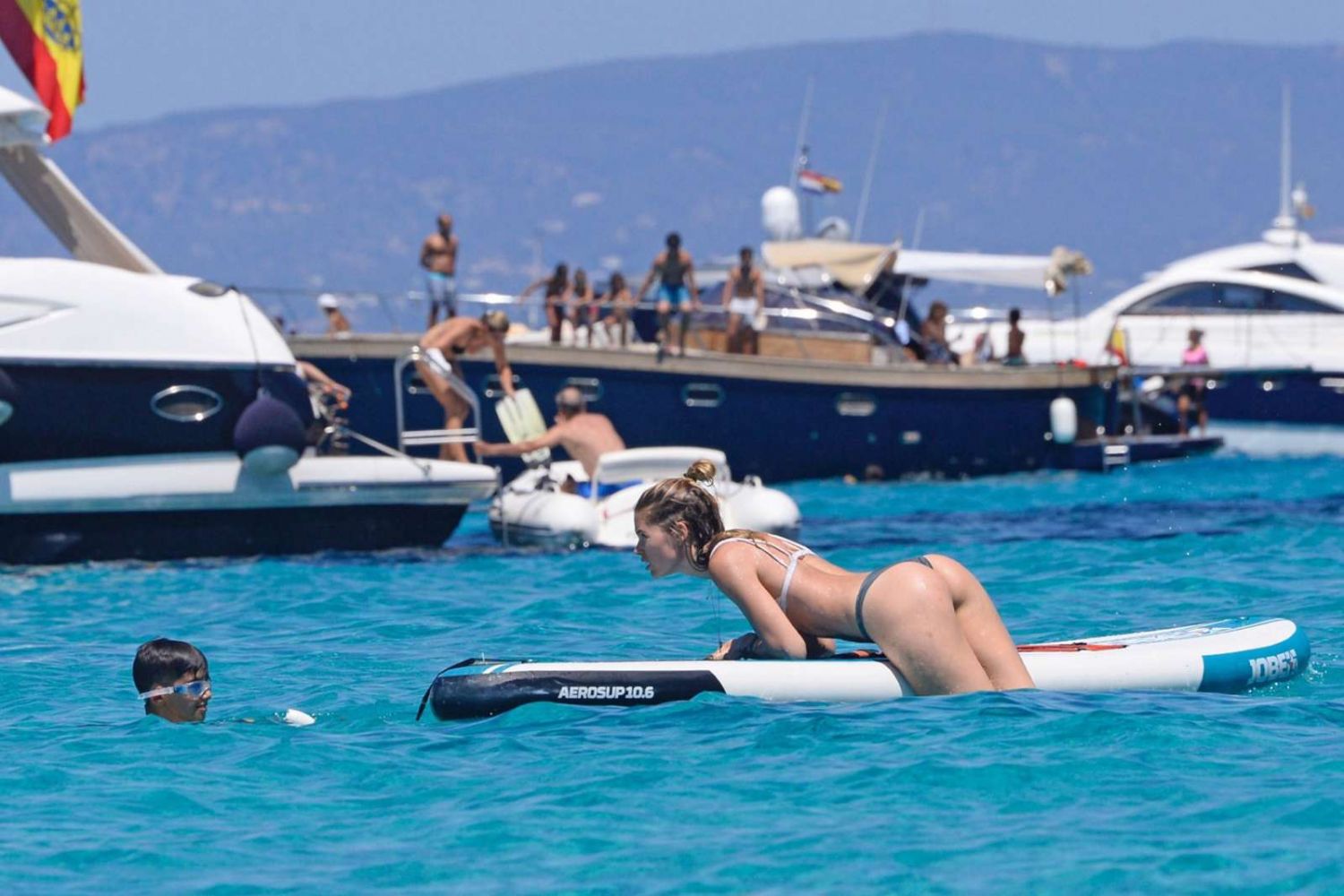 Doutzen-Kroes-in-Bikini-910