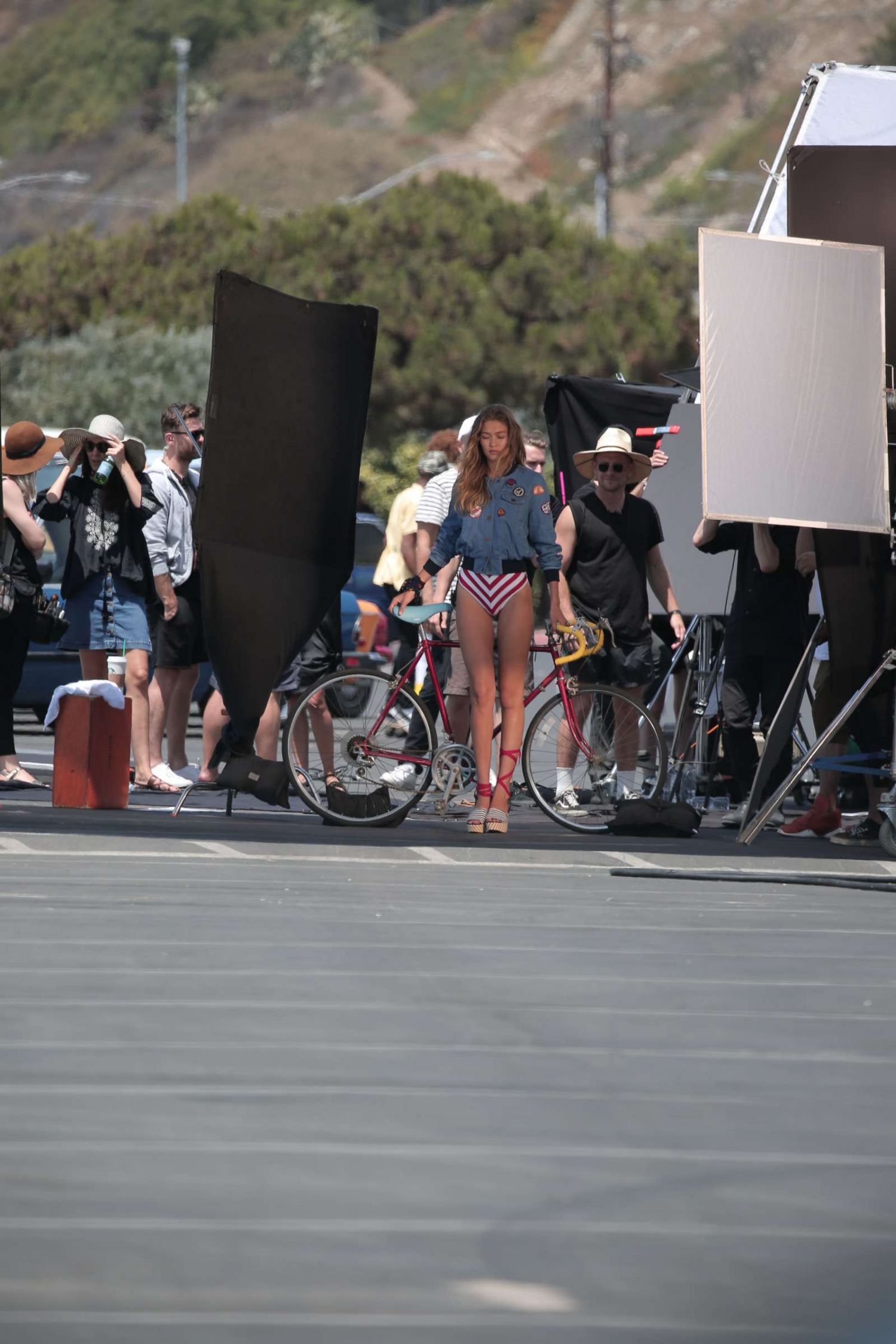 Gigi-Hadid-on-Set-of-a-Photoshoot-in-Los-Angeles-3