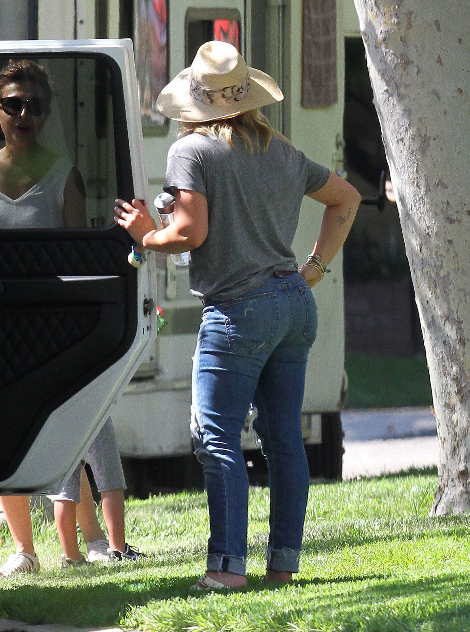 Hilary-Duff-Booty-NY-892