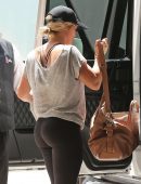 Hilary-Duff-Booty-in-Black-Spandex-982