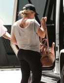 Hilary-Duff-Booty-in-Black-Spandex-987
